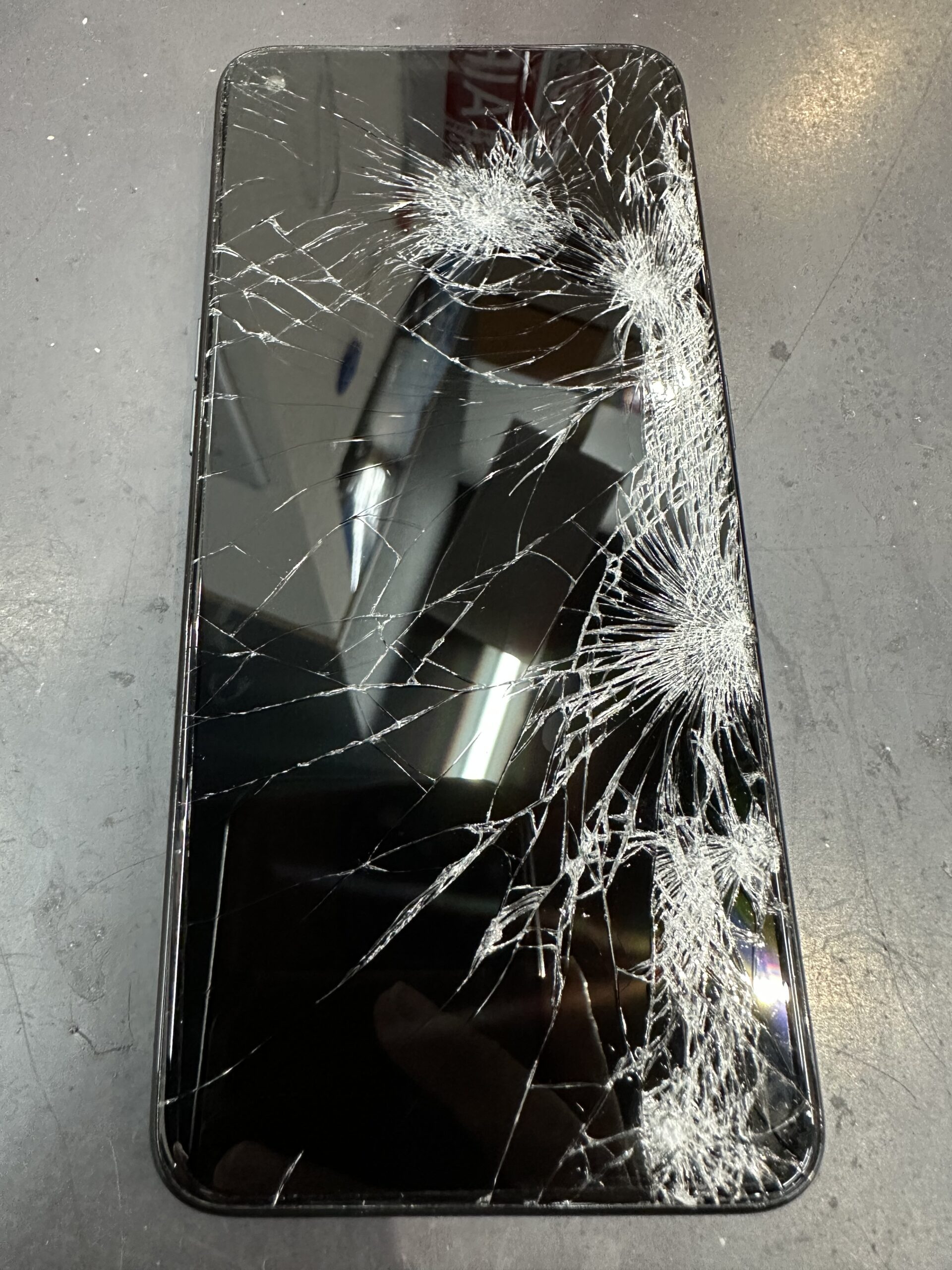 【都城駅前店】バキバキに割れてしまった画面の修理もおまかせください👍【11月28日(金)オープン】